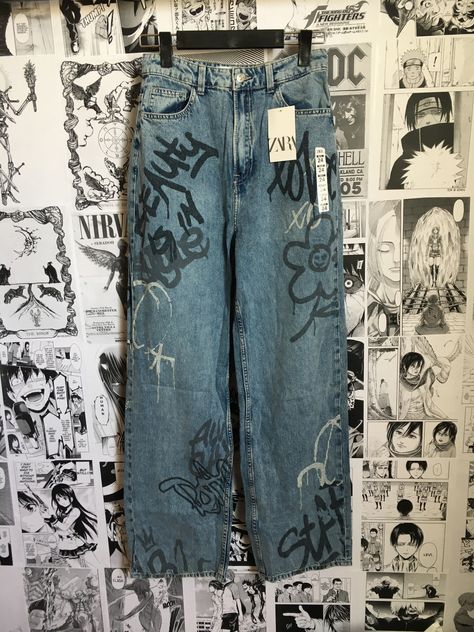 Denim Painting Jeans, Bleached Pants Design, Spray Paint Jeans, Costume Jeans, Custom Painted Jeans, Custom Jeans Diy, Reworked Clothes, Denim Diy Clothes, Diy Pants