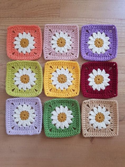 Crochet Granny Square Pet Granny Square Flower, Crochet Flower Granny Square Pattern, Easy Crochet Animals, Crochet Animals Free Patterns, Crochet Daisy, Beginner Crochet Projects, Crochet Granny Square, Crochet Pumpkin, Crochet Square Patterns