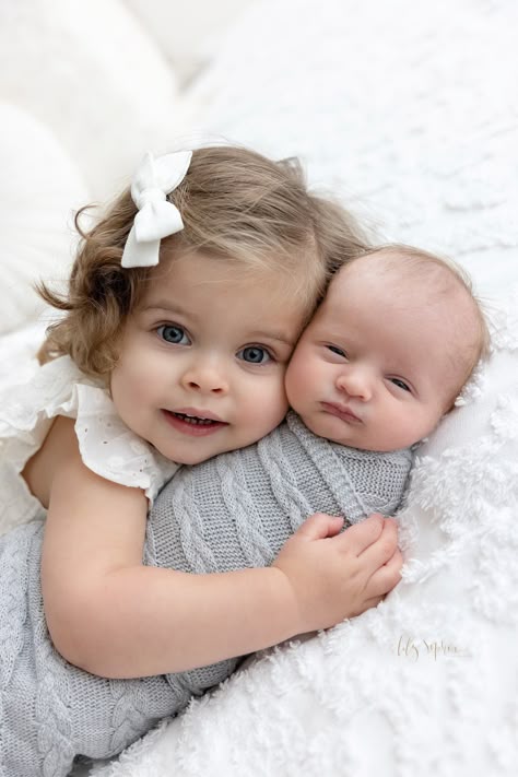 Newborn Photography With Mom And Sibling, Sibling Photo Newborn, Newborn Photography With Big Sister, Newborn And Big Sister Photography, Sisters Newborn Photography, Family Photo With Newborn And Siblings, Sister Newborn Photography, Twins And Sibling Photography, Newborn Family Portraits Studio