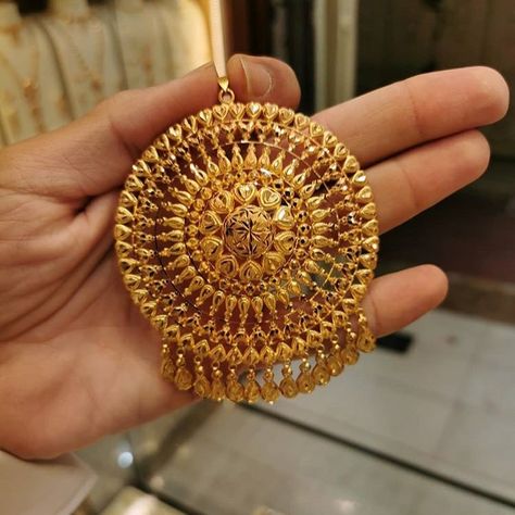 Kan Pasha Design, Neckline Designs Gold Indian, Tikli Jewelry Gold, Gold Mangtika Indian Jewelry, Maangtika Designs In Gold, Latest Gold Earrings Designs For Wedding, Mangtikka Designs Gold, Lockets Gold Indian For Women, Tikka Jewelry Indian Gold