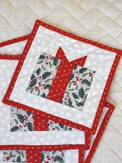 Star Placemats Patterns, Quilted Christmas Mug Rug Patterns Free, Christmas Blocks Quilt, Christmas Quilting Projects Free, Christmas Quilt Blocks Free Pattern, Pot Holders Christmas, Christmas Pot Holders, Christmas Mug Rugs, Christmas Quilting Projects