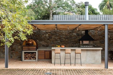 15 Houses With Their Own Wood-Fired Pizza Ovens | ArchDaily Wood Fired Pizza Oven, Wood Fired Pizza, Rustic Outdoor, Outdoor Bbq, Outdoor Kitchen Design, Pizza Oven, Outdoor Rooms, Backyard Landscaping Designs, Pool House