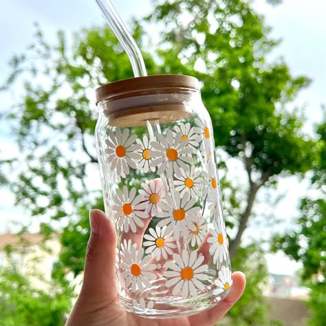 Cups With Vinyl Cute Ideas, Glass Cups With Vinyl, Cups With Vinyl, Can Shaped Glasses, Glass Tumbler Design, Painting Glass Jars, Cute Coffee Cups, Diy Glass Bottle Crafts, Coffee Cup Design