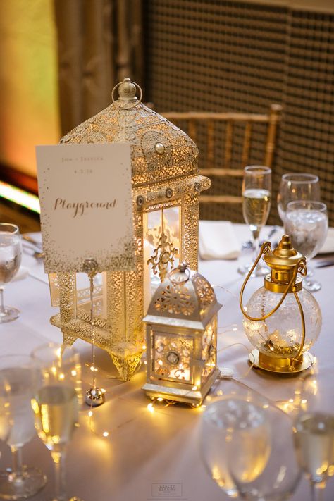 Lantern Centerpieces Gold, Moroccan Centerpiece Ideas, Turkish Wedding Decoration, Arabian Centerpieces, Nikkah Centerpieces, Sangeet Centerpieces, Lantern Centerpieces Wedding, Nikkah Decoration, Indian Wedding Centerpieces