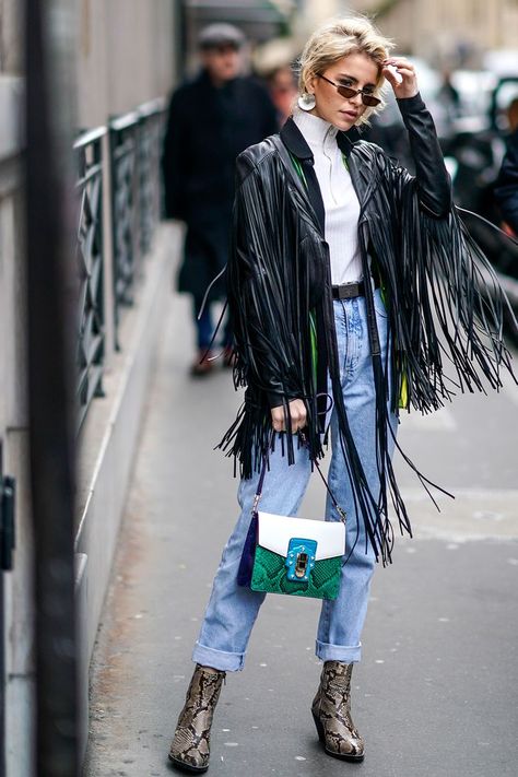 Fringe Jacket Outfit, Black Fringe Jacket, Fall Jackets Outfit, Fringe Clothing, Fringe Coats, Look Festival, Fall Trend, Fringe Fashion, Girl Sleeves