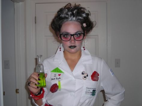 The Stereotypical Mad Scientist Lady Scientist, Mad Scientist Halloween Costume, Halloween Costume Zombie, Science Costumes, Studies Aesthetic, Mad Scientist Costume, Costumes Faciles, Scientist Costume, Mad Scientist Halloween