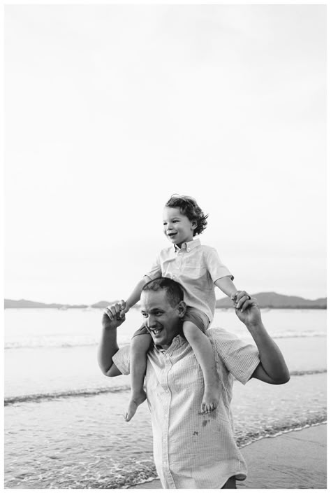 Sea Family Photos, Family Shoot Beach Ideas, Beach Photoshoot Family Poses, Family On The Beach Photography, Cool Family Photoshoot, Family Photoshoot Sea, Family Photoshoot By The Sea, Boardwalk Family Photoshoot, Sea Family Photo Ideas