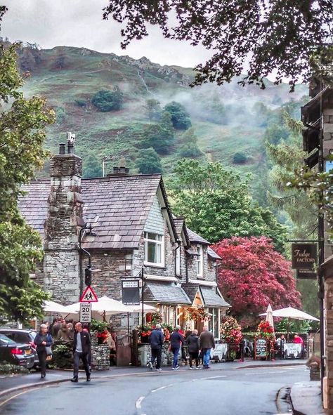 We LOVE England🇬🇧🏴󠁧󠁢󠁥󠁮󠁧󠁿 on Instagram: “Grasmere, one of the most popular destinations in the beautiful Lake District Keswick Lake District, Daffodil Garden, Gingerbread Chocolate, Lake District Cottages, Cumbria Lake District, Old English Cottage, Lake District England, William Wordsworth, English Village