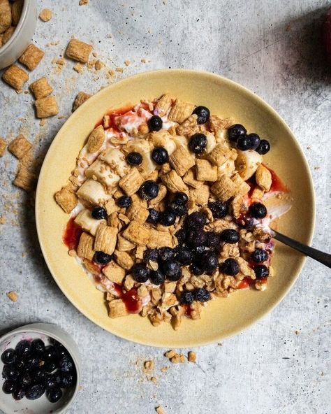 Fully Loaded Yogurt Bowl is the solution for when you’re short on time and need to quickly satiate your morning hangry beast! You know exactly what I’m talking about. lolI’m not a huge breakfast foods person, its usually over nights oats in the AM. On the weekends I’ll have my usual fried eggs but there are those rare times that I don’t plan ahead. I hate when this happens!! English Muffin French Toast, Cream Cheese Roll Up, Apple Fritter Bread, Honey Yogurt, Granola Cereal, Yogurt Bowl, Pineapple Smoothie, Easy Cinnamon, Low Carb Breakfast