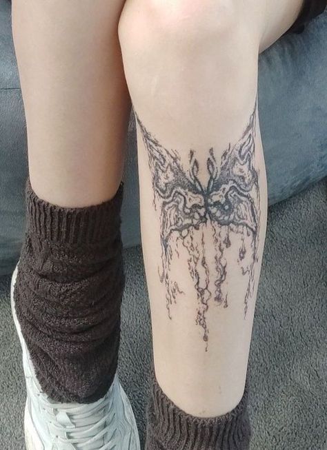 Tatuaje Studio Ghibli, Grunge Tattoo, Knee Tattoo, Aesthetic Tattoo, Dream Tattoos, Black Ink Tattoos, Elegant Tattoos, Dope Tattoos, Little Tattoos