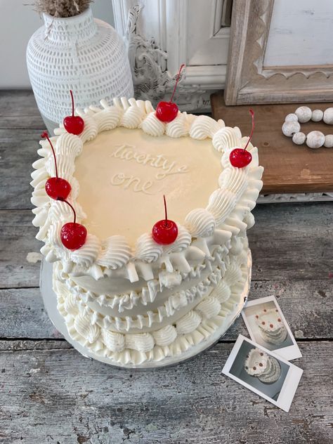 Vintage Heart Cake Cherries, White Vintage Cake With Cherries, White Heart Cake Birthday, White Cherry Cake, White Cake With Cherries, Valentines Cake Design, White Heart Shaped Cake, Heart Cake With Cherries, White Vintage Heart Cake