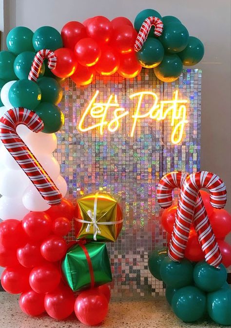 Photobooth Christmas Ideas, Christmas Party Friends, Christmas Photobooth, Christian Christmas Decorations, Christmas Party Backdrop, Christmas Photo Booth Backdrop, Festive Activities, Christmas Balloon Decorations, Diy Christmas Party