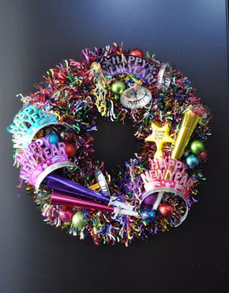 New Years Eve Decor Ideas - New Years Eve Wreath - DIY New Year's Eve Decorations - Cheap Ideas for Banners, Balloons, Party Tables, Centerpieces and Festive Streamers and Lights - Cool Placecards, Photo Backdrops, Party Hats, Party Horns and Champagne Glasses - Cute Invitations, Games and Free Printables http://diyjoy.com/new-years-eve-decor-ideas Strawberry Garnish, New Years Eve Day, New Year's Crafts, New Years Eve Decorations, New Year Decor, New Years Decorations, New Year Celebration, New Year’s Eve, Champagne Flutes