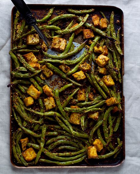 Sheet Pan Spicy Green Beans and Tofu Green Beans And Tofu, Tofu Green Beans, Spicy Green Beans, Spinach Nutrition Facts, Food Dinners, Healthy Eating Guidelines, Marinated Tofu, Vegetarian Entrees, Pan Recipes