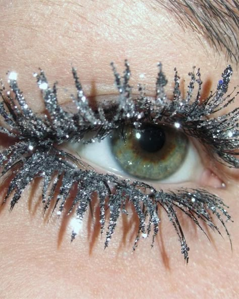 Silver Lashes, Eye Makeup Inspiration, Shimmer Aesthetic, Western Makeup, Rita Tesla, Glitter Mascara, Silver Eyes, Face Beat Makeup, Beginners Eye Makeup