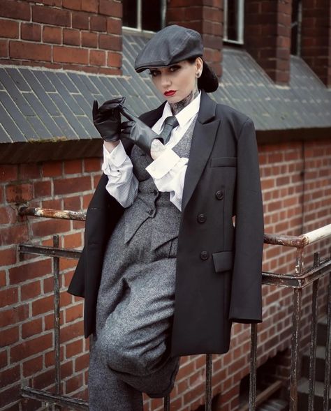 Peaky Blinders Fashion Women, Peaky Blinders Women Fashion, Peaky Blinders Outfit Women, Peaky Blinders Fashion, Androgynous Women, Suit Blouse, Woman In Suit, Dandy Style, Dressing Sense