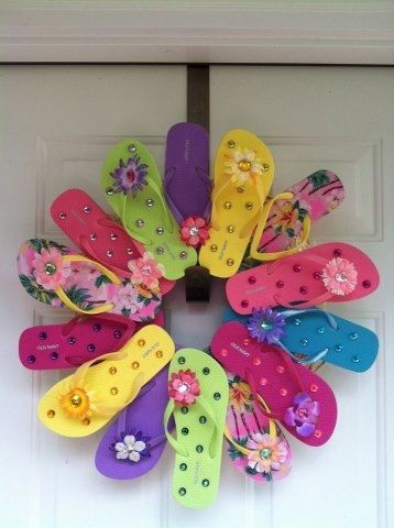 Easy to Make Flip Flop Wreaths | HubPages Flip Flop Wreath, Make A Wreath, Flip Flop Wreaths, Summer Deco, Wreath Crafts, Summer Crafts, Diy Projects To Try, Cute Crafts, Summer Wreath