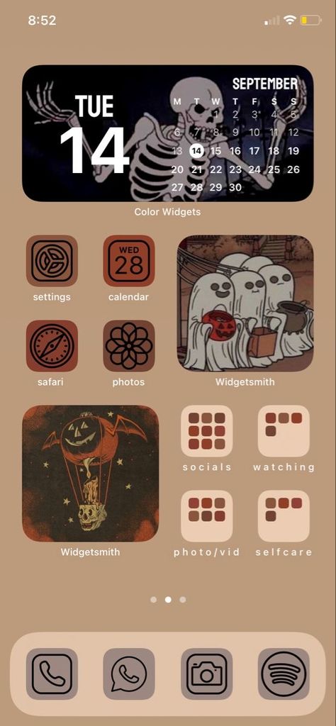 Lockscreen Aesthetic Halloween, Aesthetic Halloween Iphone Layout, Iphone Themes Halloween, App Organization Iphone Aesthetic Fall, Ios 16 Wallpaper Themes, Halloween Ipad Homescreen, Spooky Iphone Theme, Halloween Ios Aesthetic, Widget Iphone Aesthetic Halloween