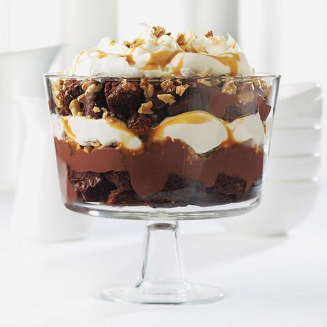 Oreo Trifle Recipe, Halloween Trifle, Brownie Trifle Recipe, Oreo Trifle, New Years Eve Dessert, Brownie Trifle, Caramel Ice Cream Topping, Chocolate Trifle, Trifle Dish