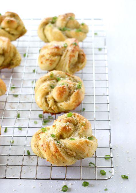 Parmesan Pesto Knots are the delicious love child of garlic knots and pesto bread. You get the savory cheesy pesto in every bite and it’s perfection.  #homemade #bread #comfortfood #recipe #pesto Pesto Pretzel, Texas Meals, Pesto Bread Recipe, Pesto Bread, Garlic Knots, Savory Bread, Bread And Pastries, Vegetarian Cheese, Pretzels