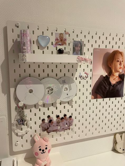 Tiny Room Inspo Aesthetic, Pegboard Ideas Aesthetic, Bedroom Inspo Black, Kpop Pegboard, Peg Board Ideas, Ikea Board, Kpop Desk, Ikea Pegboard, Albums Covers