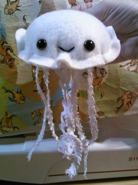 Jellyfish Plush, Diy Jelly, Felt Plushie, Plushie Patterns, Sewing Stuffed Animals, Felt Pattern, Jelly Fish, Cute Plush, Craft Patterns