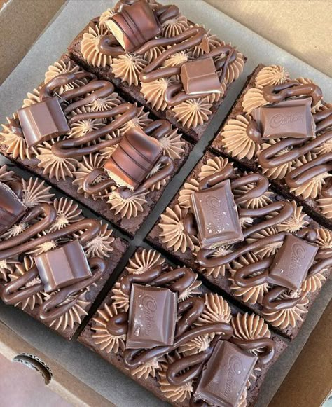 Chocolate Bar Brownies, Brownie Cake Decoration, Brownie Varieties, Brownie Cake Design, Pretty Brownies, Brownie Decorations, Decorating Brownies, Chocolate Loaded Cake, Brownie Decoration