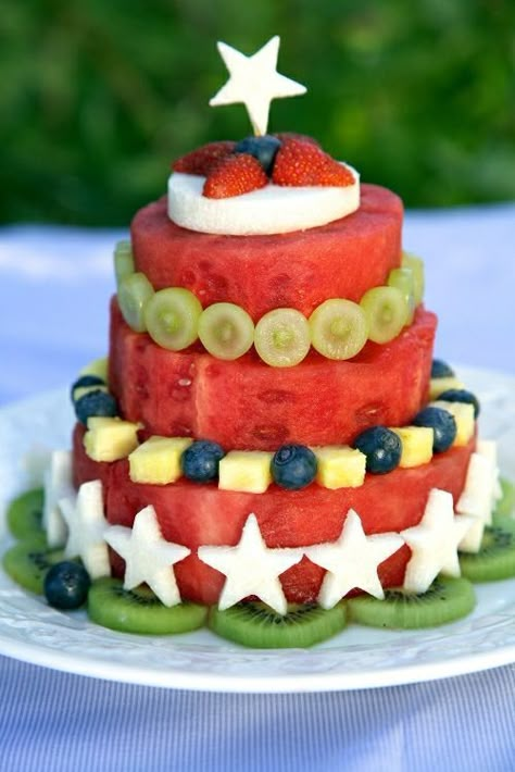 How to make a tiered watermelon cake with fresh fruit decorations. Click the link on the bottom of the post to check out all kinds of watermelon cakes. Great for any summer or outdoor party or a glutenfree diet. From Apron Watermelon Salads, Watermelon Cake Recipe, Watermelon Cakes, Paleo Fruit, Sommer Mad, Paleo Cake, Fruit Recipe, Cake Fruit, Resep Salad