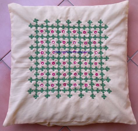 Crafti Musings..: Kutchwork cushions Sindhi Embroidery Design, Sindhi Embroidery, Embroider Ideas, Embroidery Cushion, Kutch Work Designs, Cushion Embroidery, Clothes Embroidery Diy, Kutch Work, Cushion Cover Designs