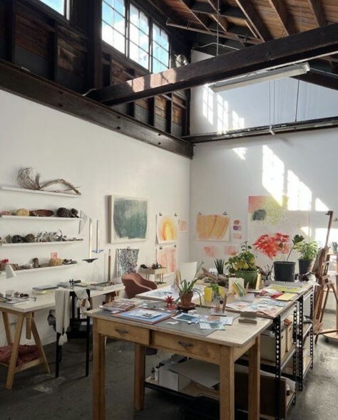 French Atelier Studio, Parisian Art Studio, Communal Art Studio, Painting Studio At Home, Beautiful Art Studio, Eclectic Art Studio, Design Studio Aesthetic, Artist Studio Workspaces, Creative Spaces Studio