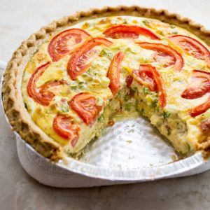 Crazy good quiche with bacon, broccoli, and tomato Tarts Savory, Quiche With Bacon, Tomato Tarts, Bacon And Cheese Quiche, Savoury Slice, Bacon Broccoli, Tomato Quiche, Broccoli Quiche, Pies Recipes