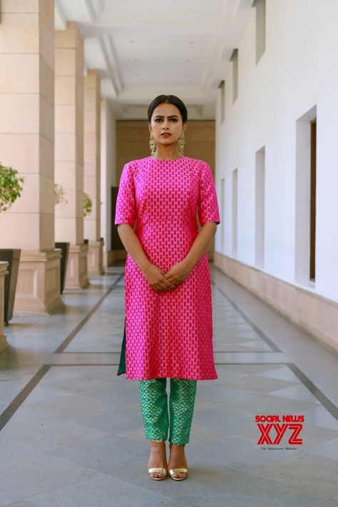 Pink Kurti Combination, Dark Pink Kurti Combination, Brocade Kurti Design, Pink Kurti Outfit, Dark Pink Kurti, Outfits Recreation, Kurti Combination, Kurti Outfit, Tailoring Ideas