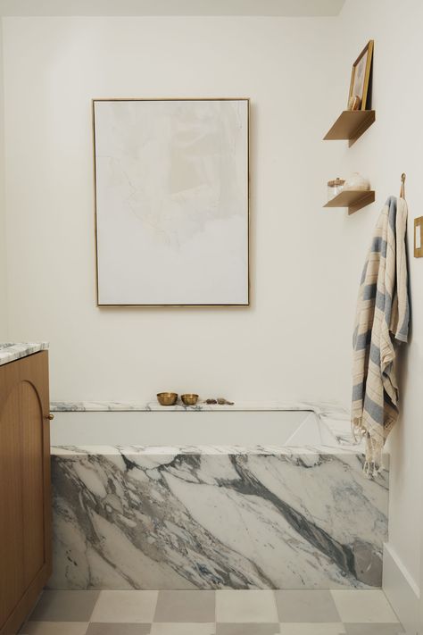 Bathroom Interior Design Wood, Undermount Tub, Checkered Tile, Bathroom Interior Design Luxury, Interior Design Indian, 70s Interior Design, Upper East Side Apartment, Intentional Design, Marble Tub