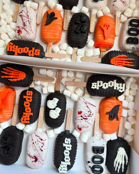 I am now booking for October! Feel free to send me all your Halloween inspo! 👻🎃 #halloween#halloweenparty#october#spookyseason#partyideas#halloween🎃#baker#treatmaker#blogger#food#desserttable#cakesicles#chocolate#chocolatedipped#halloweenideas#hanford Cakesicles Ideas Halloween, Halloween Cake Popsicles, Halloween Breakable Chocolate, Hocus Pocus Cakesicles, Halloween Cakesicles, Spooky Cakesicles, Halloween Chocolate Covered Strawberries, Halloween Candy Buffet, Halloween Classroom Treats