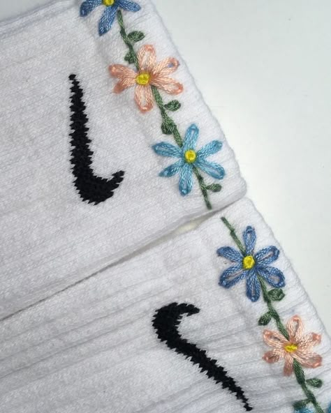 Custom Nike Socks, Embroidery Socks, Floral Nikes, Clothes Embroidery Diy, Embroidered Socks, Diy Socks, Embroidery Shoes, Nike Socks, Custom Nike