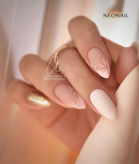 25 2024 Nail Designs to Inspire You Stick On Nails, Artificial Nails, Flower Nails, Nail Trends, False Nails, Almond Nails, French Nails, Glue On Nails, White Nails