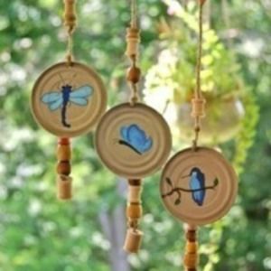 Juice Can Lid Wind Chimes Recycle before you throw away. Jar Lid Crafts, Lid Crafts, Carillons Diy, Frozen Juice, Canning Jar Lids, Wind Chimes Craft, Tin Can Art, Canning Lids, Recycled Tin