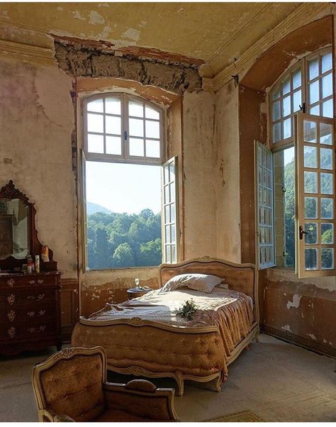 Italian Villa Aesthetic, Italian Bedroom Aesthetic, Italian Villa Interior, Greek Bedroom, Italian Apartment, Old Bedroom, Scandinavian Room, Italy Apartment, Italian Bedroom