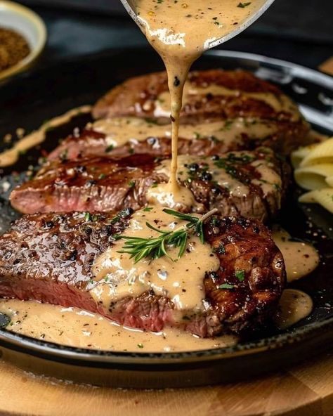 Easy Peppercorn Sauce, Peppercorn Sauce For Steak, Sauce For Steak, Steak Diane, Mignon Steak, Gordon Ramsay Recipe, Tenderloin Steak, Peppercorn Sauce, Pasta Ingredients