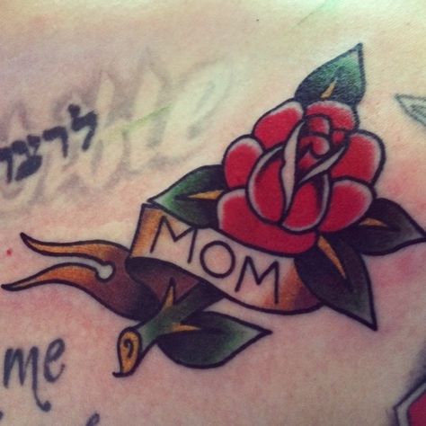 By Amelia Martin at Rise Above Classic Tattooing; Buffalo, NY. Traditional Tattoo Names, Traditional Rose Tattoo, Banner Tattoo, Rose Tattoo With Name, Tattoo Banner, V Tattoo, Pink Rose Tattoos, Traditional Rose, Rose Shoulder Tattoo