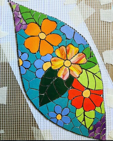 Mosaico elaborado sobre malla de fibra de vidrio como soporte provisorio, listo para instalarse en posición final. Flower Rocks, Floral Mosaic, Mosaic Crafts, Mosaic Art, Mosaic, Flowers, Art