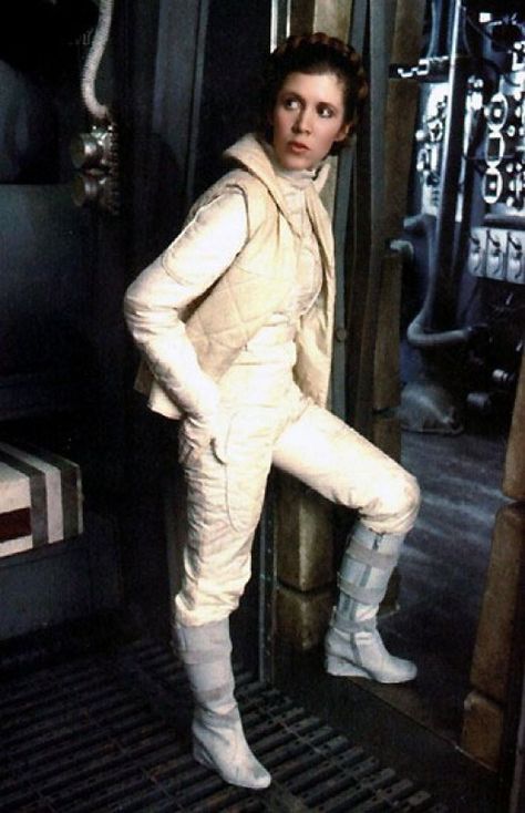 LOVE this outfit. Slick, sleek, chic, hot-looking and a bit sexy. Outfits In Movies, Princess Leia Outfits, Leia Outfits, Leia Hoth, Star Wars Makeup, Princess Leia Costume, Carrie Fisher Princess Leia, Disney Running, Film Costumes