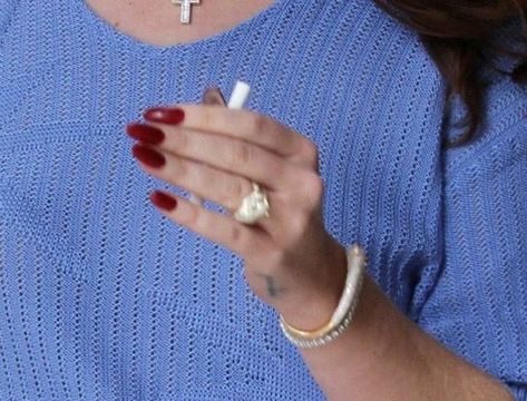 Wealthy Housewife, Lana Del Rey Vinyl, Red Nail Polish, Red Nail, Red Nails, Stylish Nails, Maquillaje De Ojos, Lana Del Rey, Nars