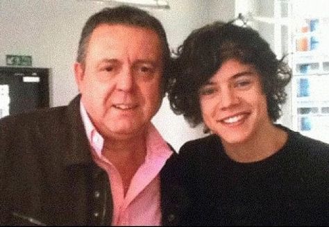 Harry Styles and his dad Concert One Direction, Desmond Styles, Anne Twist, Harry Styles Family, Harry Styles Dibujo, Harry Styles Sleeping, Harry Styles 2011, Harry Styles Girlfriend, Harry Styles Crying