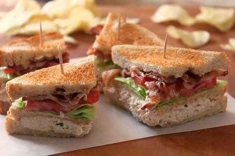 Tuna Club Sandwich Bacon Sandwich, Sandwich Ideas, Raw Food Diet, Sandwiches And Wraps, Club Sandwich, God Mat, Best Sandwich, Soup And Sandwich, Burgers Sandwiches