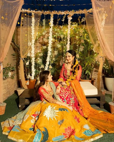 Mehndi Function Photoshoot, Haldi Poses For Bride's Sister, Best Friend Wedding Poses, Bride And Friends Photo Ideas, Mehendi Poses For Bride With Friends, Haldi Poses For Bride With Friends, Mehandi Outfits Bridesmaid, Haldi Photoshoot With Friends, Mehndi Shots