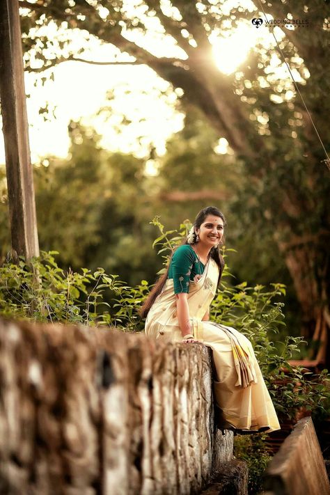 Temple Shoot Kerala, Temple Shoot Bride Kerala, Onam Photoshoot Ideas Outdoor, Kerala Photoshoot Ideas, Kerala Attire, Onam Shoot, Onam Photoshoot, Temple Shoot, Doodle Photography