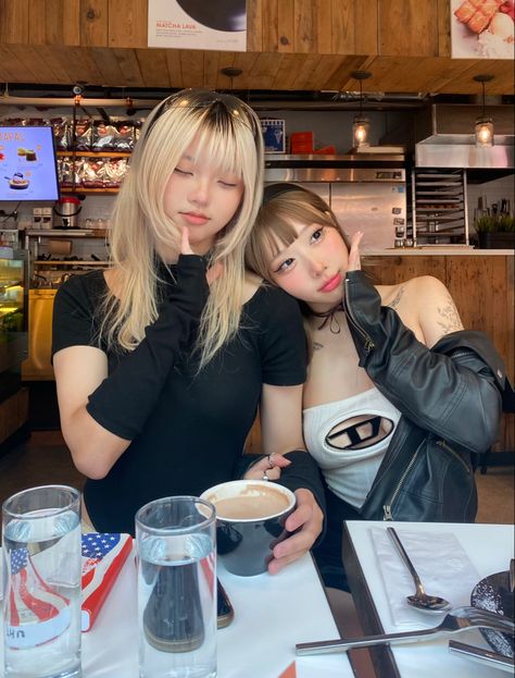 girl best friends, best  friend pic inspo, duo pictures, duo ideas, bff, aesthetic, coffee shop date Coffee Date Reference, Bff Coffee Pics, Bff Duo Poses, Bff Date, Coffee Date With Friends, Coffee Dates Aesthetic, Single Poses, Duo Poses, Friend Dates