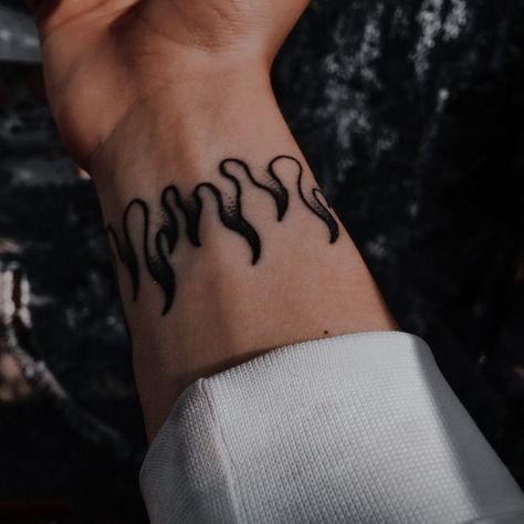 Simple Leg Tattoos, Wrap Around Wrist Tattoos, Cute Finger Tattoos, Small Chest Tattoos, Flame Tattoos, Tattoo Inspiration Men, Hip Tattoos Women, Elbow Tattoos, Leg Tattoo Men