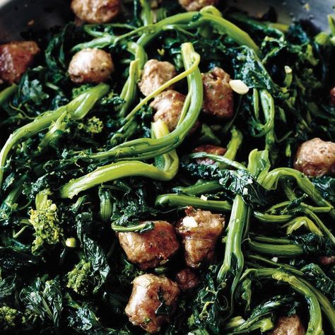 No surprises here: The classic combination of bitter greens          and sweet sausage is as warming and comforting as the Italian grandmothers who have been making it for generations. Sweet Italian Sausage Recipes, Broccoli Rabe And Sausage, Broccoli Rabe Recipe, Italian Sausage Recipes, Broccoli Rabe, Sweet Italian Sausage, Paleo Vegan, Broccoli Recipes, Idee Pasto Sano